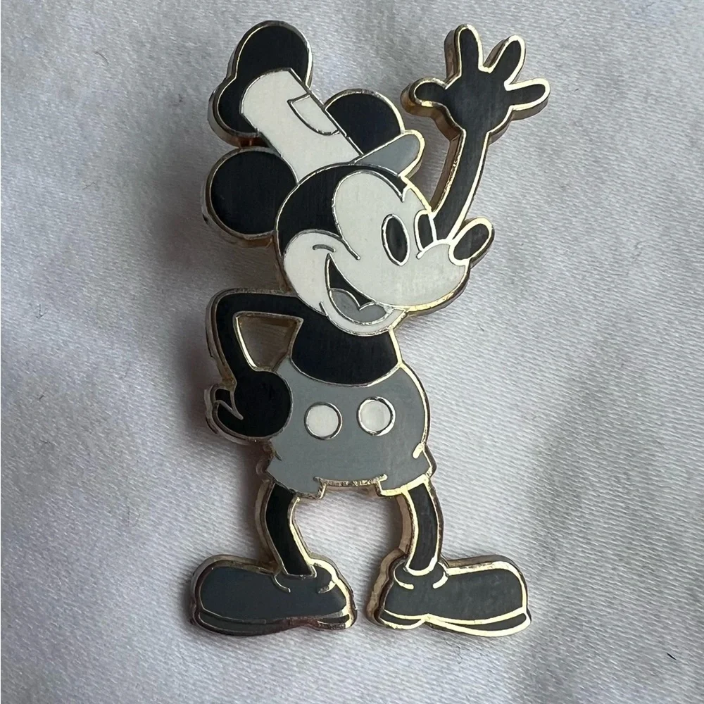 Steamboat Willie Mickey Mouse Enamel Pin - Picture 1 of 3